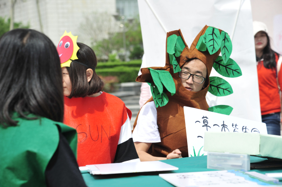 7.学生环保行为艺术展示