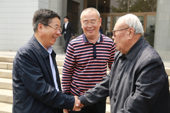 5亲切看望著名历史学家、我校朱绍侯教授